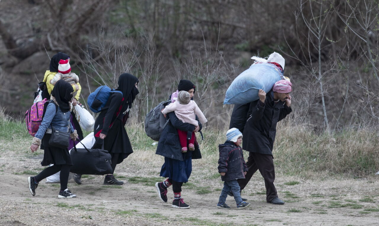 45 мигранти пронајдени во Ваксинце, Липково Refugees and migrants gather at the Turkish-Greek land border