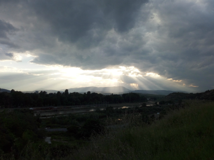 oblaci-sonce-oblachno-dozhd-prolet-zelenilo-Vardar-Gradski-Park-14maj18-Meta