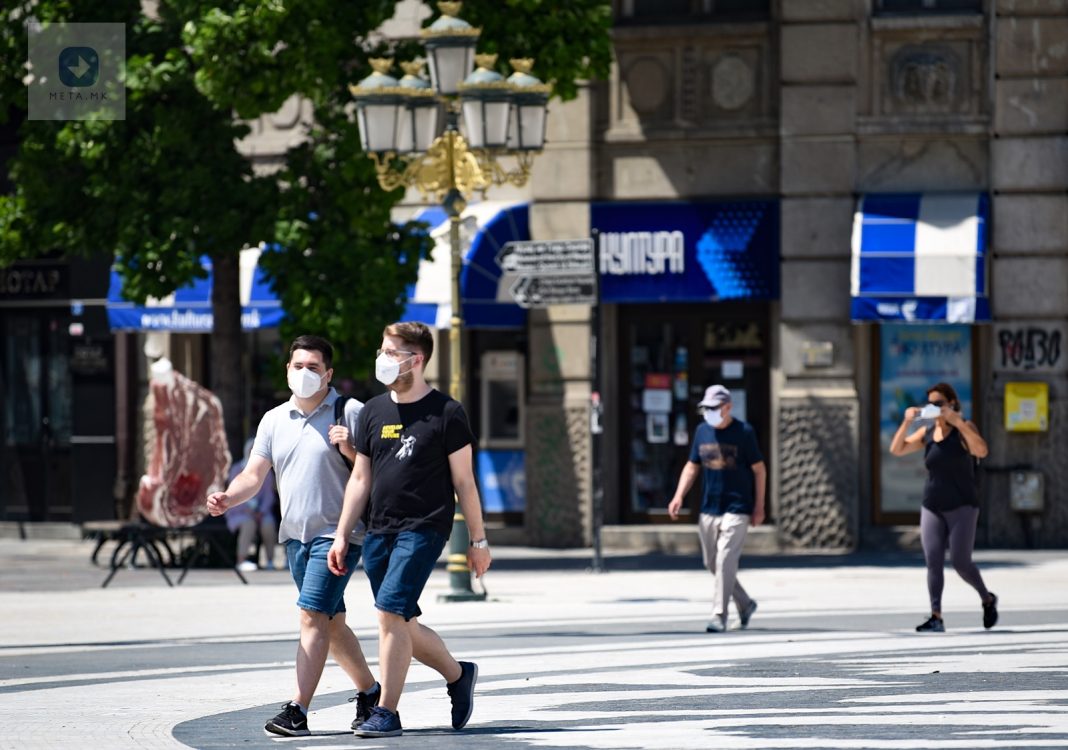 toplo-vreme-leto-ploshtad-lugje-minuvachi-korona-virus-maski-knizharnica-kultura-zhega-avg20-arbnora-memeti-1068x750