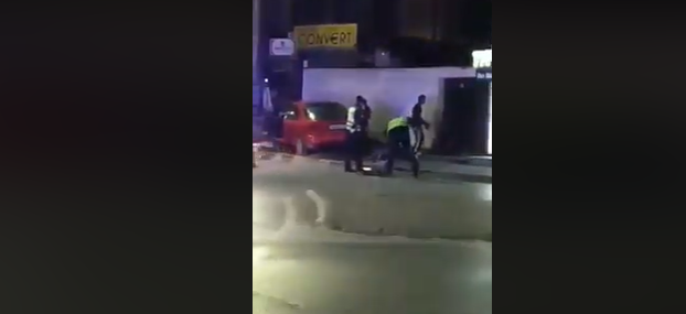 полиција тепа