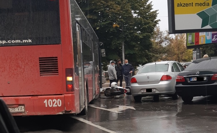 797481-avtobus-na-jsp-udri-vo-motor-foto