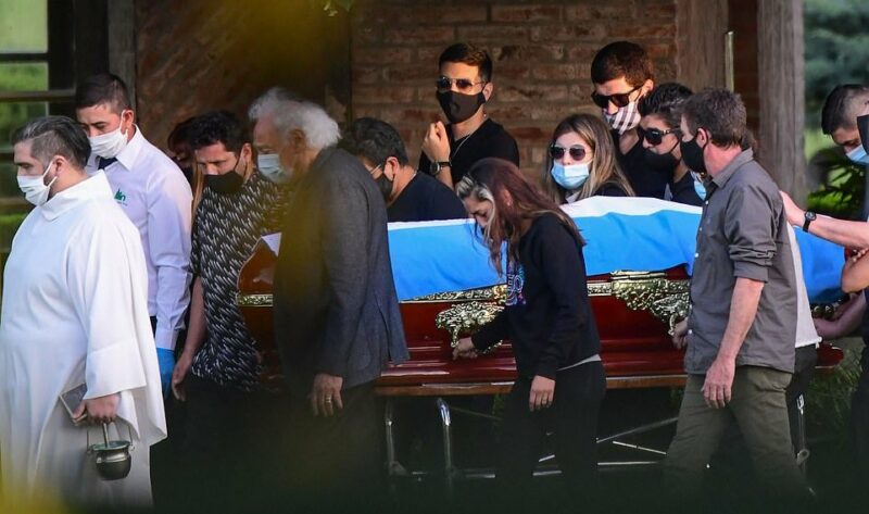 36156058-8991733-The_coffin_with_the_remains_of_late_Argentine_football_legend_Di-a-5_1606436430710-800x473
