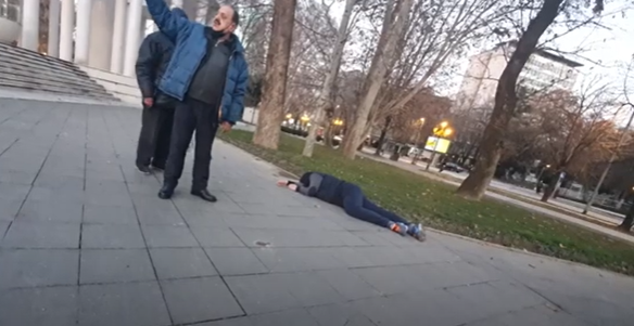 zena park covek lezi na zemja