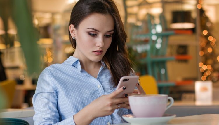 mobilni-telefon-devojka-750x430