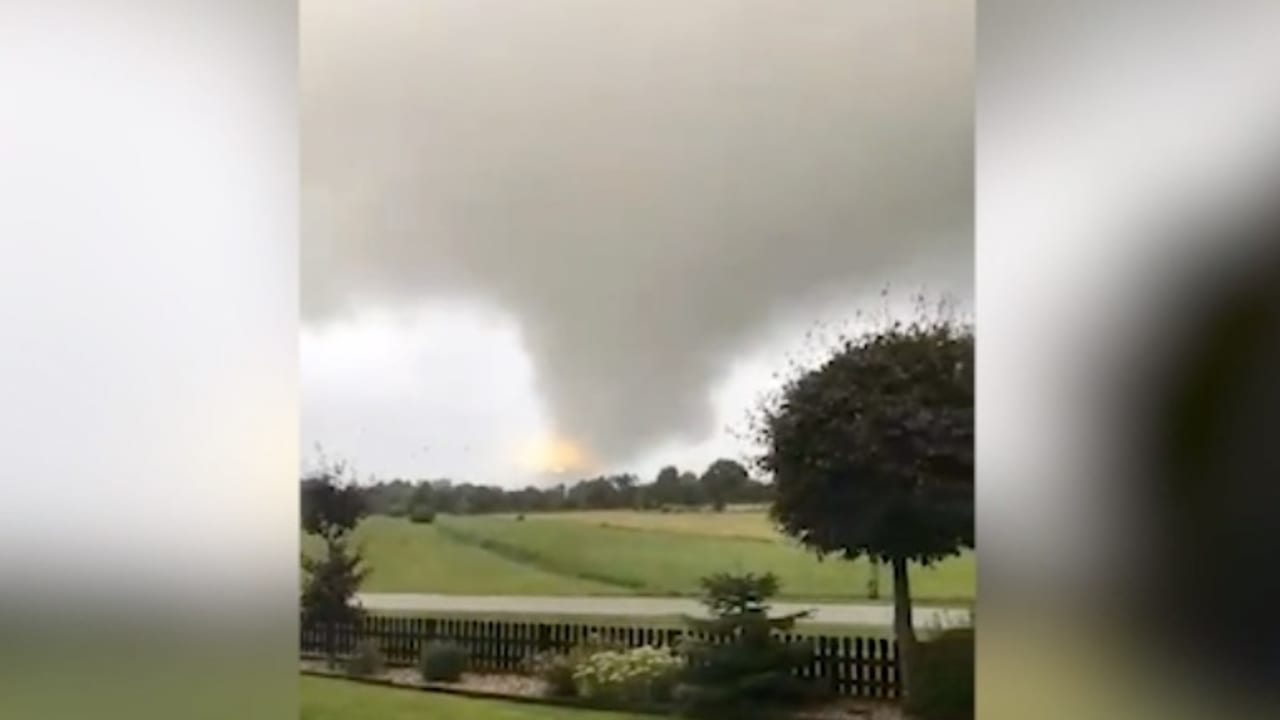 (Видео) Торнадо носи сѐ пред себе: Силно невpeме ја погoди Германија tornado