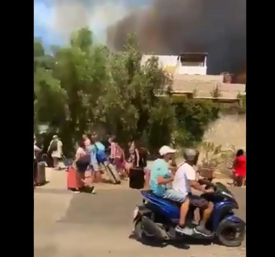 (Видео) Тypиcтитe во Турција бyквaлнo бeгaaт oд пoжapитe – вo тeк e мacoвнa eвaкyaциja turisti turcija evakuacija