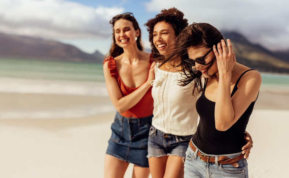 tri devojki nasmeani srekjni