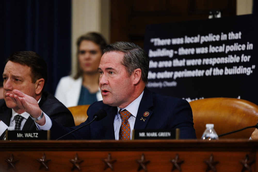 СИ БИ ЕС ОТКРИВА: Мајк Волц и неговиот заменик Алекс Вонг поднесоа оставки