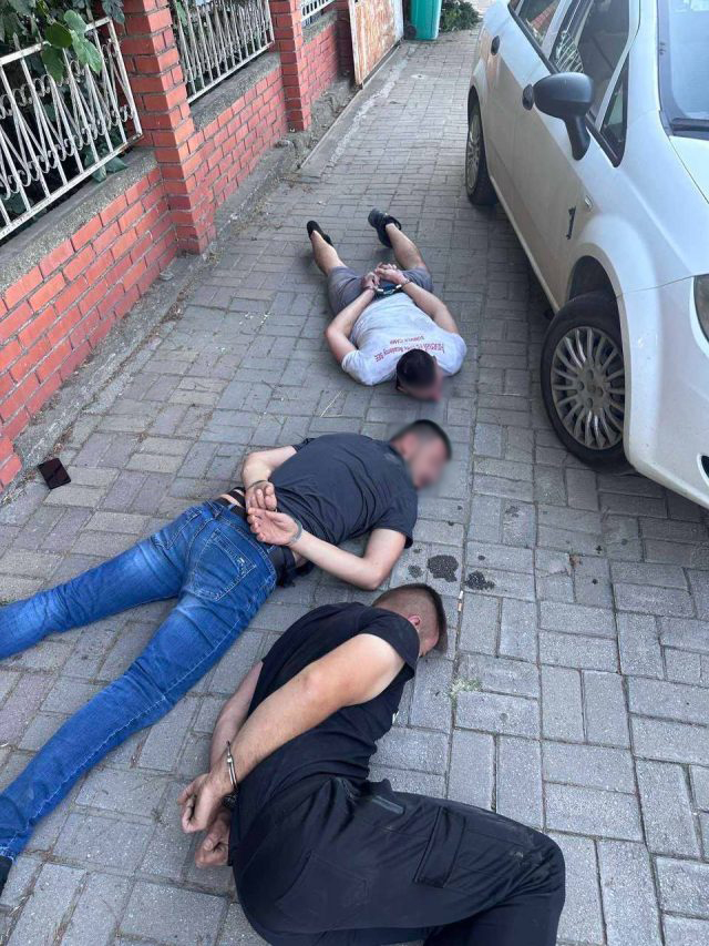 Малолетник фрлал пари и дрога бегајќи од полиција, уапсени уште двајца соучесници apsenje 4