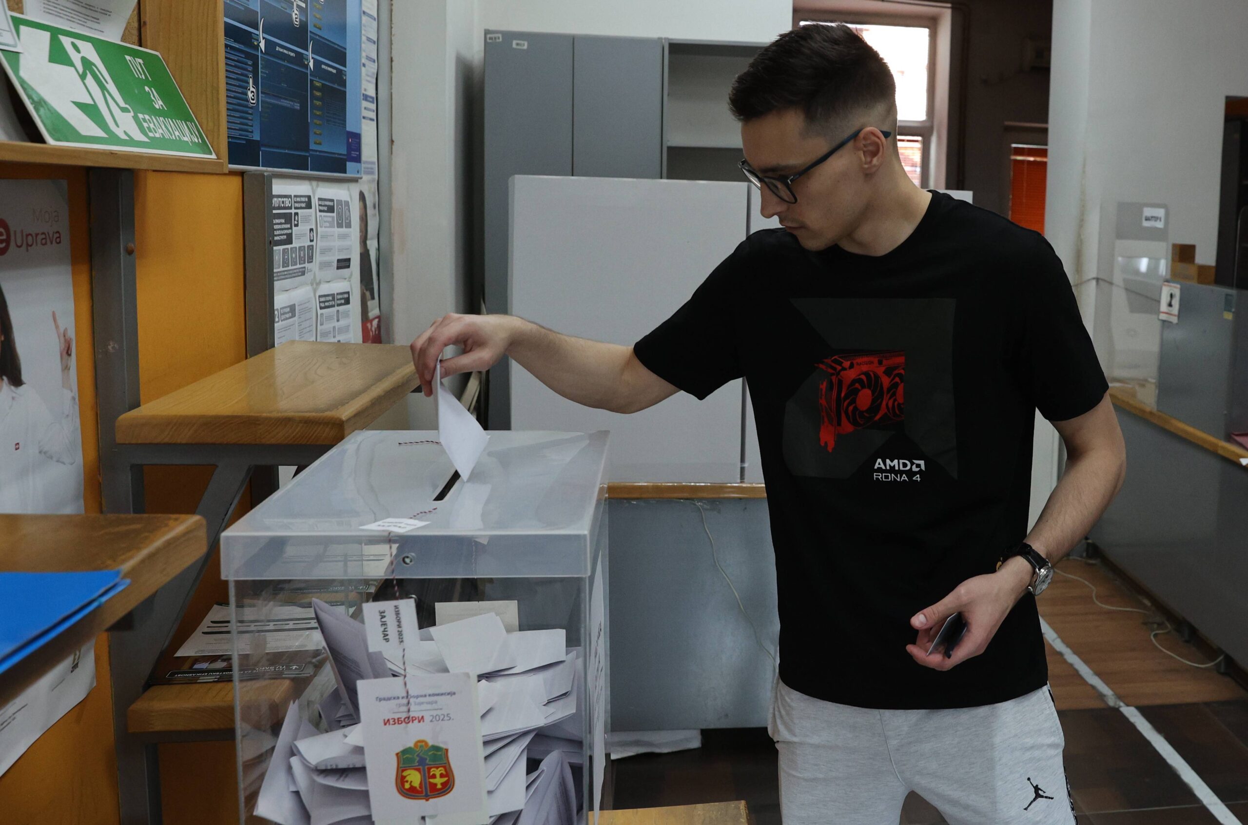 ПАРТИЈАТА НА ВУЧИЌ ПОБЕДИ КОМОТНО ВО ЗАЕЧАР, НО ВО КОСЈЕРИЌ СО РАЗЛИКА ОД САМО 51 ГЛАС