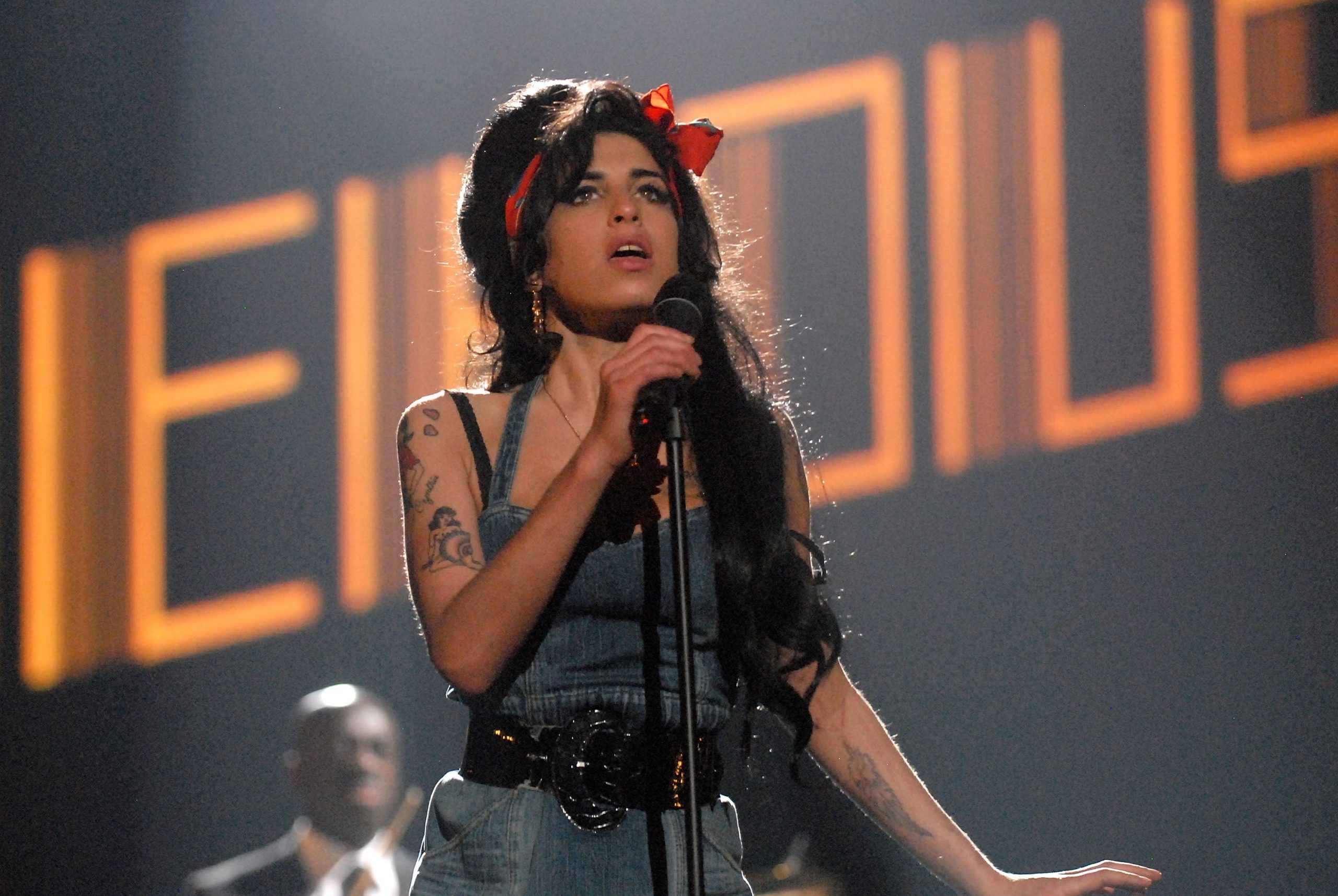 singer-amy-winehouse-performs-back-to-black-on-stage-during-news-photo-1710517124