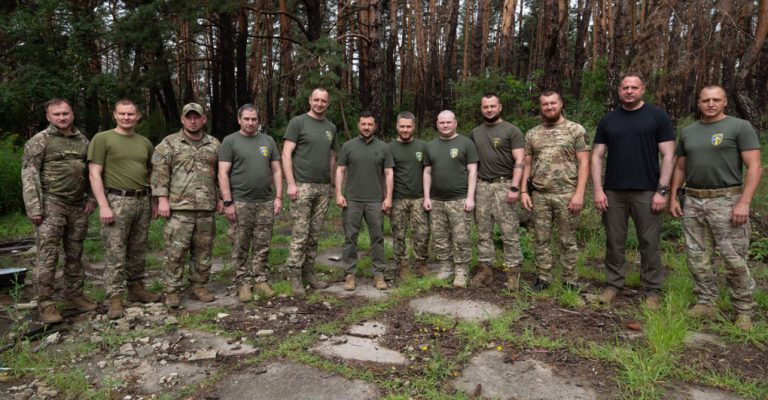 zelenski-so-vojnici-r9smn1wp2knedplq546bzmo486f2rtzuq1pbse4ecg