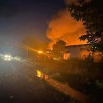 Голем пожар во поранешната „Декортекст“ во Радовиш, неколку пожарникари повредени при интервенцијата pozar radovis dekortekst