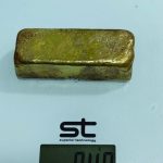 Во кондура сакал да прошверцува плочка злато вредна 100.000 евра zlato-plocka-zaplena