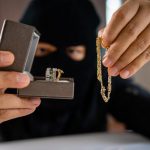 Две скопјанки уапсени во Црна Гора: Од златарница украле четири златни ланчиња kradec-zlato-zlaten-nakit-960x640