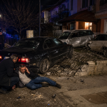 Автомобил влетал во двор во Скопје: Тешко повреден пешак, оштетени ограда и две возила soobrakjajka-vozilo-bmw-vletalo-vo-dvor