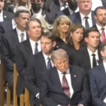 (Видео)Трамп „задрема“ на погребот на сенаторот Линдзи Греам, Белата куќа негира дека заспал tramp spie na pogreb