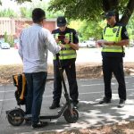 Паднаа првите казни за возење тротинет: 100 евра за телефон, 50 без кацига и 80 за недозволена површина trotinet-960x540