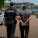 Лице во Охрид испрскало присутни со бензин и им се заканувало дека ќе ги запали, полицијата го уапсила на плоштад apsenje-ohrid
