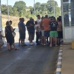 Гужви на граничните премини со Србија откако „Безбеден град“ почна да ги казнува и странските возачи plakanje-kazni-granica-1024x768