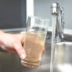 Ако за водата во Гостивар е крив градоначалникот затоа што бил поддржан од СДСМ и ДУИ, кој е крив за водата во Демир Капија, Крушево, Кичевско, Пласница, Преглово, Попова Шапка и Кривогаштани? voda-zagadena